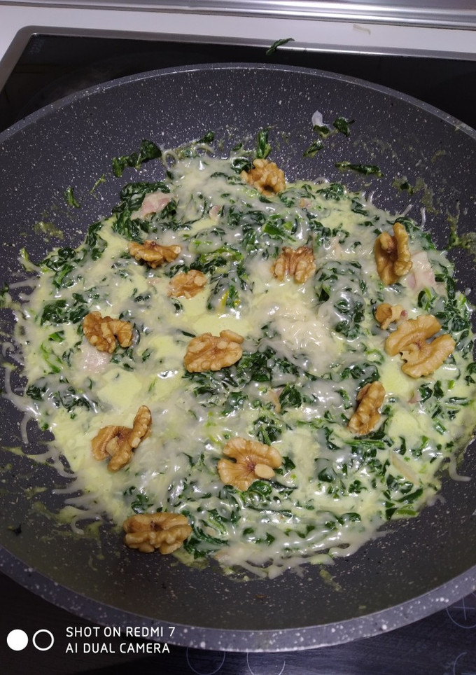 Una foto de Espinacas a la crema con bacon queso y nueces
