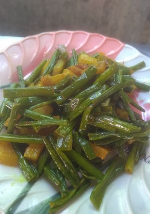 আলু পেঁয়াজকলি (গ্রিন ওনিয়ন)ভাজা (aloo peyajkoli bhaja recipe in Bengali) রেসিপির প্রধান ছবি