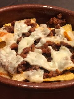 Una foto de Nachos mex con chiles poblanos