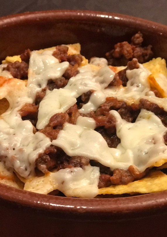Una foto de Nachos mex con chiles poblanos