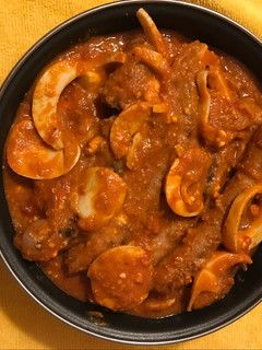 Una foto de Salchichas frescas con tomate y huevo