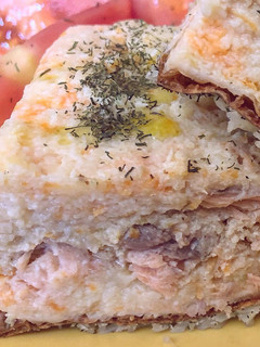 Una foto de Pastel de Salmón fresco y verduras