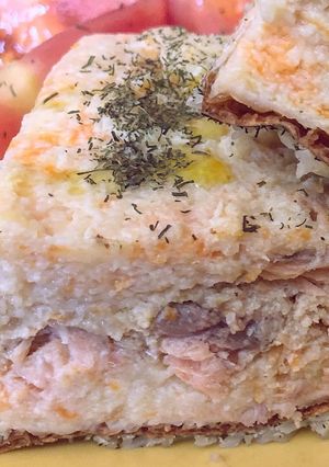 Una foto de Pastel de Salmón fresco y verduras