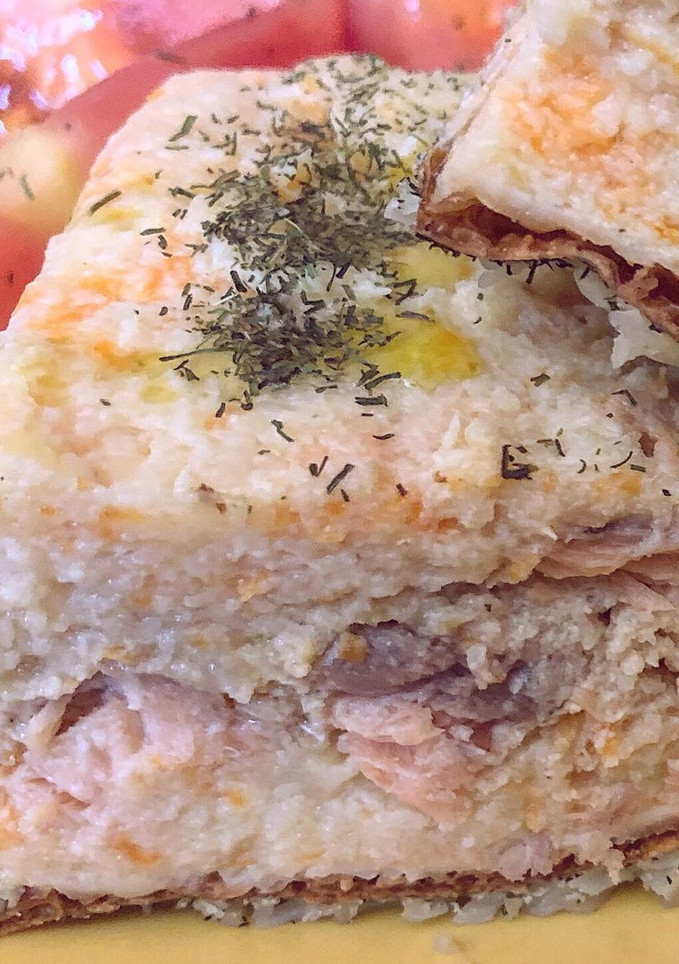 Una foto de Pastel de Salmón fresco y verduras