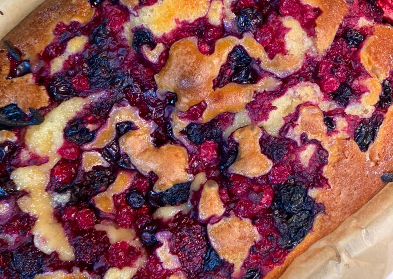 Bizcocho de moras y arándanos con chocolate blanco