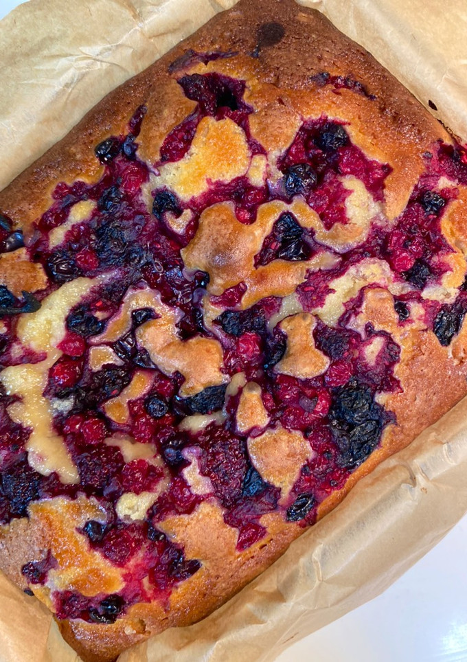 Una foto de Bizcocho de moras y arándanos con chocolate blanco