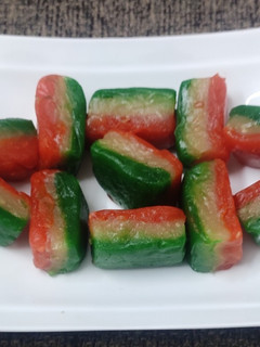 மூவர்ண மைதா பர்பி (Tri colour maida burfi recipe in tamil) செய்முறை முக்கிய புகைப்படம்