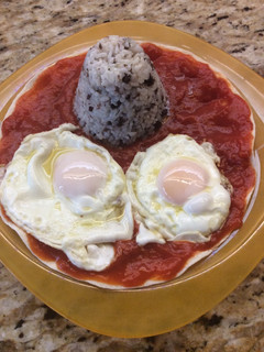 Una foto de Tortilla con arroz y morcilla