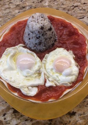 Una foto de Tortilla con arroz y morcilla