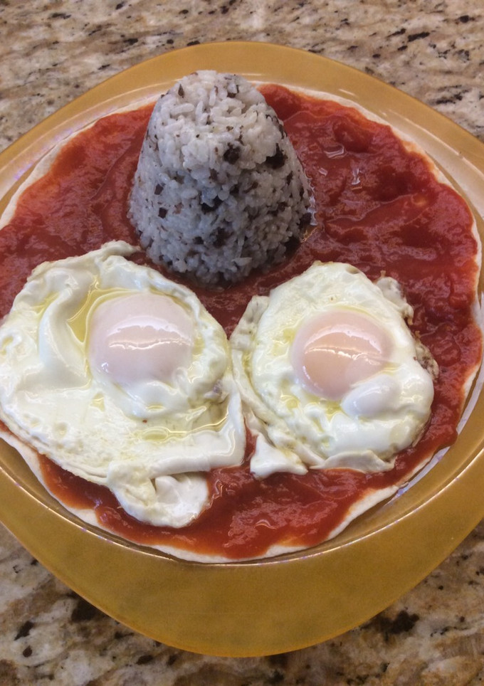 Una foto de Tortilla con arroz y morcilla