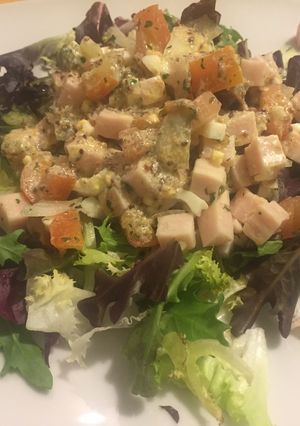 Una foto de Ensalada de pavo con salsa de mostaza