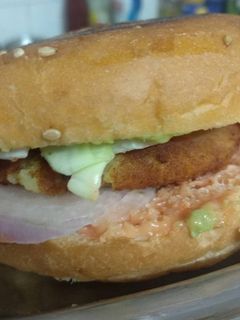 मैक्डोनाल्ड्स आलू टिक्की बर्गर (mcdonalds aloo tikki burger recipe in Hindi) रेसिपी मुख्य फोटो