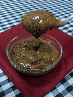 Foto de Sorvete de Chocolate e Banana congelada saudável vegano