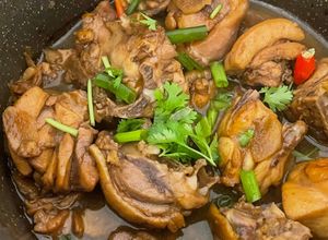 Hình của món Gà kho gừng.