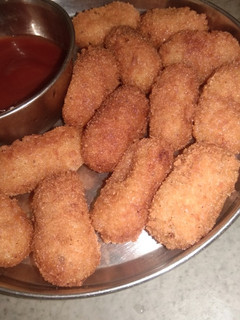 चीज़ चिल्ली गार्लिक पोटैटो बाइट्स (cheese chilli garlic potato bites recipe in Hindi) रेसिपी मुख्य फोटो