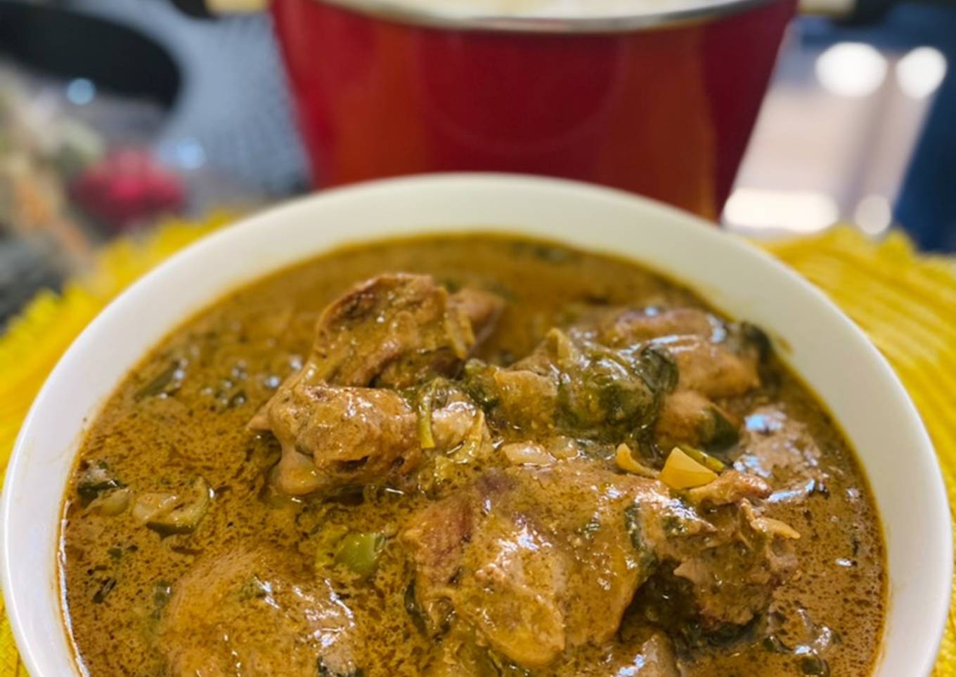 Cuisses de poulet à la pâte d’arachides et épinards