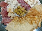 Una foto di salame olive