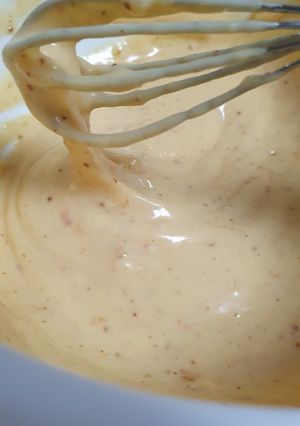 A picture of Mayonnaise spicy and garlicky.