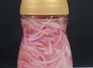 Una foto de Cebolla morada encurtida
