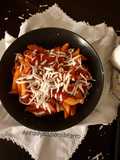 Pasta al sugo e ricotta salata