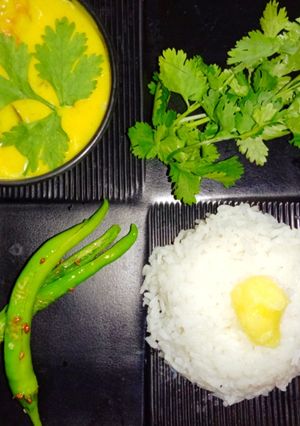 प्याज़ पकौड़े वाली कढ़ी (Pyaz pakode wali kadhi recipe in Hindi) रेसिपी मुख्य फोटो