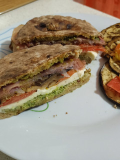 Foto di Puccia integrale estiva con pesto di basilico melanzane grigliate e speck