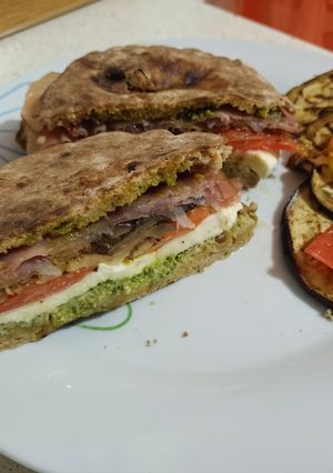 Foto di Puccia integrale estiva con pesto di basilico melanzane grigliate e speck