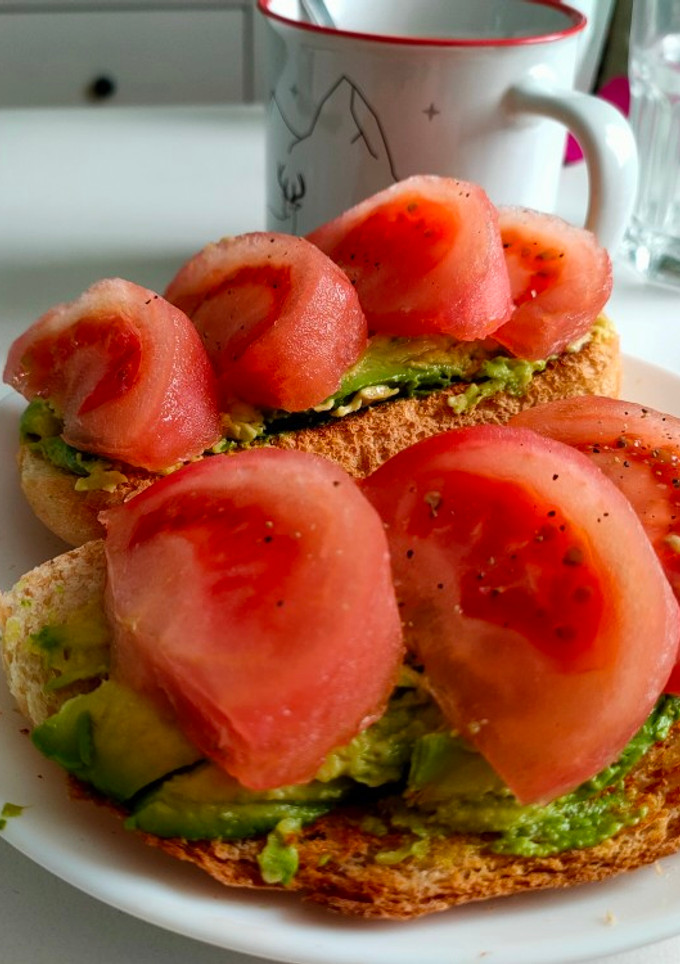 Una foto de Tosta de aguacate con tomate pelado