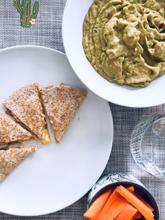 Una foto de Guacamole tradicional, toque picante opcional