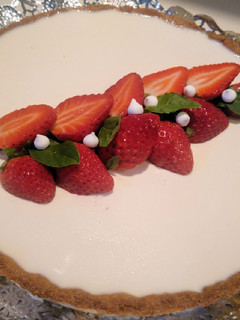 Una foto de Tarta de fresas y panna cotta de albahaca