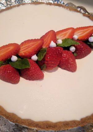 Una foto de Tarta de fresas y panna cotta de albahaca