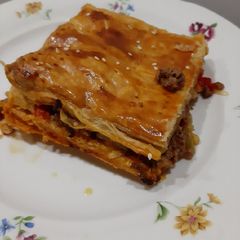 A picture of Ground beef with puff pastry ala mevrouwpinda.