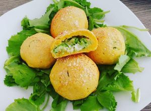 Foto di Bomboloni di pancarrè con zucchine e formaggio