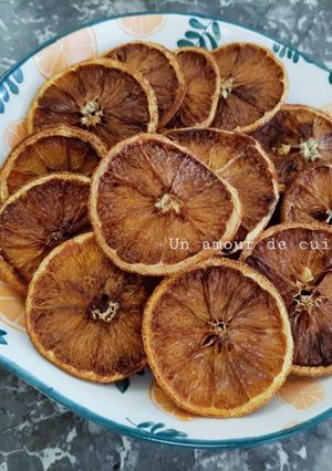 Une photo de Tranches d'oranges séchées au four 🍊