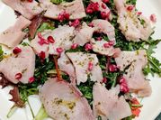 Una foto di insalata di melograno