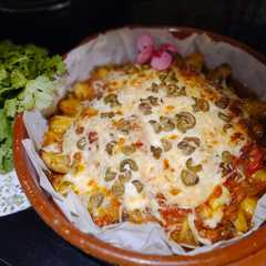 Una foto de Enchilada dulce de Carne Picada sobre cama de Patatas