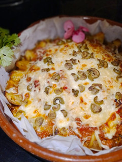Una foto de Enchilada dulce de Carne Picada sobre cama de Patatas