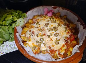 Una foto de Enchilada dulce de Carne Picada sobre cama de Patatas