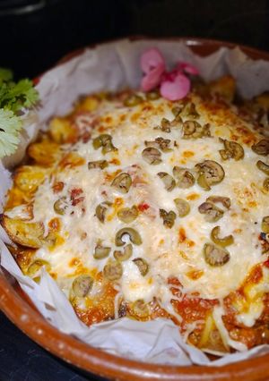 Una foto de Enchilada dulce de Carne Picada sobre cama de Patatas
