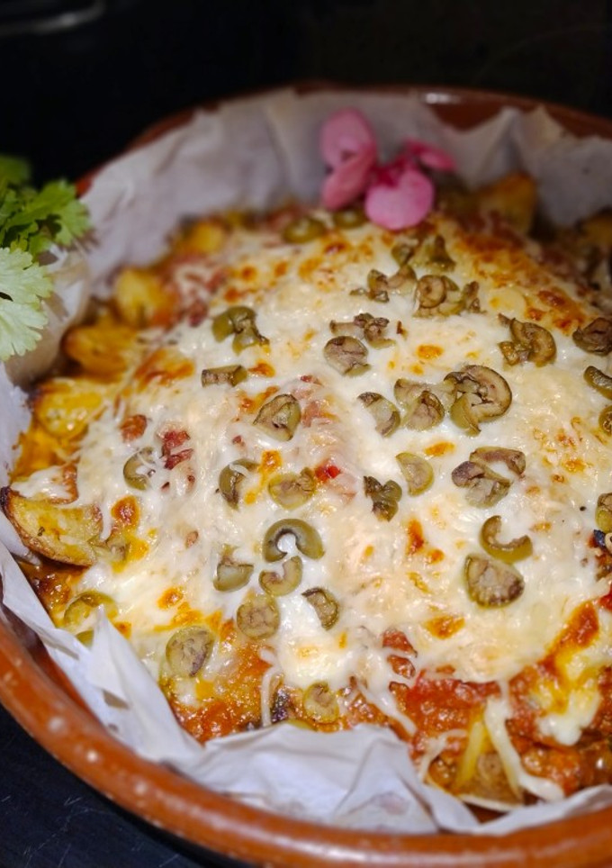 Una foto de Enchilada dulce de Carne Picada sobre cama de Patatas