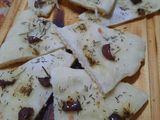 Focaccia con olivas negras, tomillo y romero