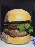 Hamburguer com rúcula, tomate seco e queijo gouda