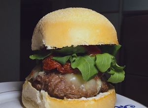 Foto de Hamburguer com rúcula, tomate seco e queijo gouda