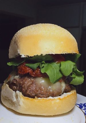 Foto de Hamburguer com rúcula, tomate seco e queijo gouda