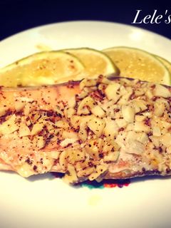 【免開火】奶油蒜香鮭魚 的食譜成品照片