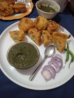 शिमला मिर्च,प्याज स्टफ्ड ब्रेड पकौड़ा (stuffed bread pakoda reci रेसिपी मुख्य फोटो
