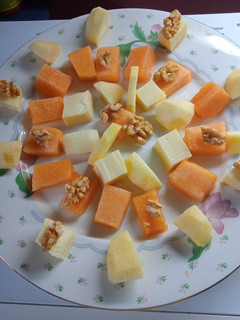 Una foto de Ensalada de melón, queso, manzanas y nueces