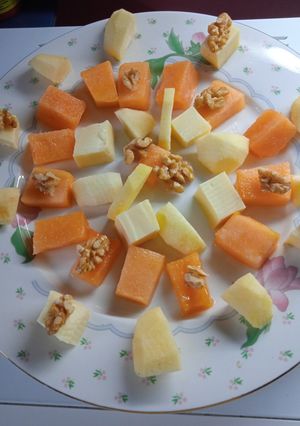 Una foto de Ensalada de melón, queso, manzanas y nueces