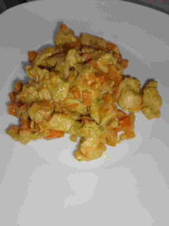 Una foto de Pechuga al curry con zanahoria y leche vegetal