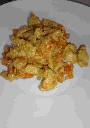 Una foto de Pechuga al curry con zanahoria y leche vegetal